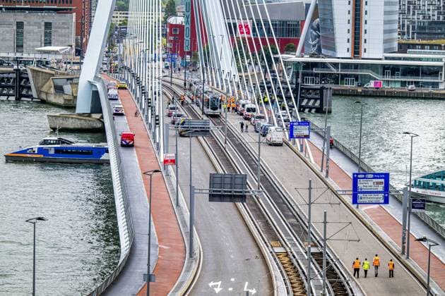 ROTTERDAM - Two trams collided on the Erasmus Bridge in Rotterdam. Eighteen people were injured in the incident, two of them seriously, the safety region reports. FRANK DE ROO ANP netherlands out - belgium out  Copyright: xx x564051316x originalFilename: 564051316.jpg
