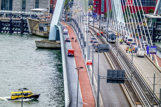 ROTTERDAM - Two trams collided on the Erasmus Bridge in Rotterdam. Eighteen people were injured in the incident, two of them seriously, the safety region reports. FRANK DE ROO ANP netherlands out - belgium out  Copyright: xx x564051356x originalFilename: 564051356.jpg