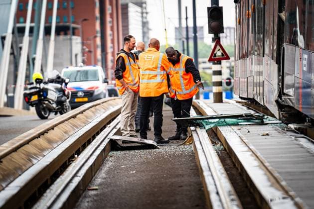 ROTTERDAM - Two trams collided on the Erasmus Bridge in Rotterdam. Eighteen people were injured in the incident, two of them seriously, the safety region reports. MEDIATV ANP netherlands out - belgium out  Copyright: xx x564051420x originalFilename: 564051420.jpg