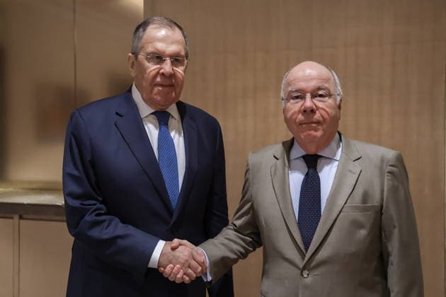 PHILIPPINES, MANILA - JULY 22, 2026: Russia s Minister of Foreign Affairs Sergei Lavrov (L) and Brazil s Minister of Foreign Affairs Mauro Vieira shake hands during a meeting on the sidelines of ASEAN-led events. Video grab. Best quality available Manila Philippines  - ZUMAt113 20260722_zaa_t113_019 Copyright: xRussianxForeignxMinistryx