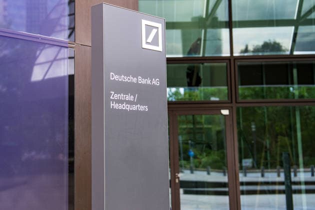 Razzia bei Deutscher Bank Ermittler durchsuchen Zentrale wegen Postbank-Steuergeschäften Am 22.07.2026 durchsuchten Ermittler die Zentrale der Deutschen Bank in Frankfurt am Main. Im Mittelpunkt der Ermittlungen stehen Cum-Cum-Steuergeschäfte der zum Konzern gehörenden Postbank aus den Jahren 2008 bis 2010. Die Staatsanwaltschaft vermutet einen Steuerschaden von mehr als 350 Millionen Euro und führt zehn ehemalige Verantwortliche der Postbank als Beschuldigte. Die Deutsche Bank selbst steht nicht im Fokus der Durchsuchung, bestätigte jedoch die Vorgänge und erklärte, als Drittpartei untersucht zu werden Frankfurt am Main Hessen Deutschland *** Raid on Deutsche Bank: Investigators Search Headquarters Over Postbank Tax Schemes On
