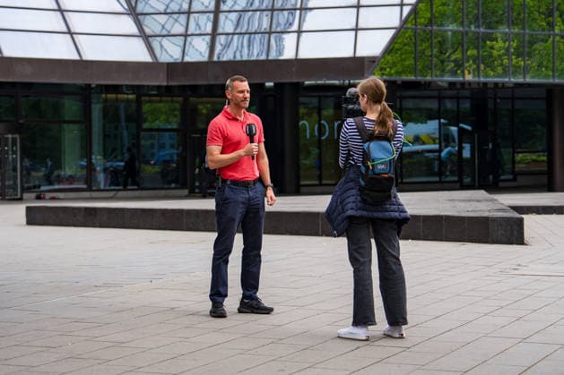 Razzia bei Deutscher Bank Ermittler durchsuchen Zentrale wegen Postbank-Steuergeschäften Am 22.07.2026 durchsuchten Ermittler die Zentrale der Deutschen Bank in Frankfurt am Main. Im Mittelpunkt der Ermittlungen stehen Cum-Cum-Steuergeschäfte der zum Konzern gehörenden Postbank aus den Jahren 2008 bis 2010. Die Staatsanwaltschaft vermutet einen Steuerschaden von mehr als 350 Millionen Euro und führt zehn ehemalige Verantwortliche der Postbank als Beschuldigte. Die Deutsche Bank selbst steht nicht im Fokus der Durchsuchung, bestätigte jedoch die Vorgänge und erklärte, als Drittpartei untersucht zu werden Frankfurt am Main Hessen Deutschland *** Raid on Deutsche Bank: Investigators Search Headquarters Over Postbank Tax Schemes On