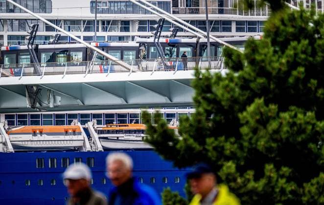 ROTTERDAM - Two trams collided on the Erasmus Bridge in Rotterdam. Eighteen people were injured in the incident, two of them seriously, the safety region reports. FRANK DE ROO ANP netherlands out - belgium out  Copyright: xx x564052411x originalFilename: 564052411.jpg