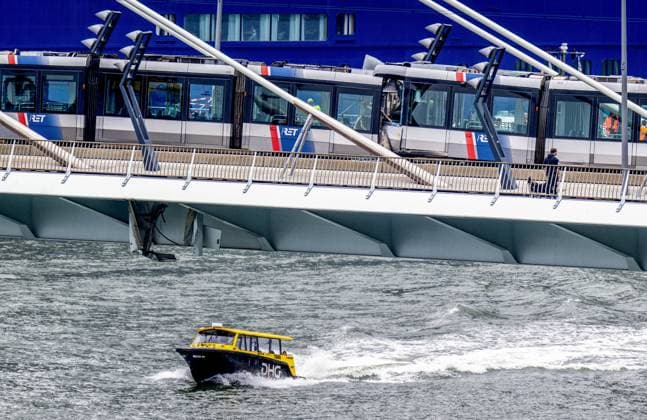 ROTTERDAM - Two trams collided on the Erasmus Bridge in Rotterdam. Eighteen people were injured in the incident, two of them seriously, the safety region reports. FRANK DE ROO ANP netherlands out - belgium out  Copyright: xx x564052498x originalFilename: 564052498.jpg