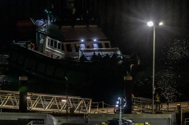 Großbritannien, Grenzschutz stoppt Migrantenboote im Kanal bei Dover Border force intercepts small boats carrying migrants in the English Channel near Dover DOVER, UNITED KINGDOM - JULY 22: Migrants are escorted onto shore by Border Force officers after being intercepted while attempting to cross the English Channel in small boats toward the UK, in Dover on July 22, 2026. These arrivals mark the first migrant crossings to reach British shores in 11 days, and the first under the administration of newly appointed Prime Minister Andy Burnham (not seen). Stuart Brock Anadolu Dover United Kingdom. Editorial use only. Please get in touch for any other usage.  Copyright: x2026xAnadoluxStuartxBrockx