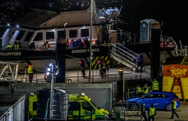 Großbritannien, Grenzschutz stoppt Migrantenboote im Kanal bei Dover Border force intercepts small boats carrying migrants in the English Channel near Dover DOVER, UNITED KINGDOM - JULY 22: Migrants are escorted onto shore by Border Force officers after being intercepted while attempting to cross the English Channel in small boats toward the UK, in Dover on July 22, 2026. These arrivals mark the first migrant crossings to reach British shores in 11 days, and the first under the administration of newly appointed Prime Minister Andy Burnham (not seen). Stuart Brock Anadolu Dover United Kingdom. Editorial use only. Please get in touch for any other usage.  Copyright: x2026xAnadoluxStuartxBrockx