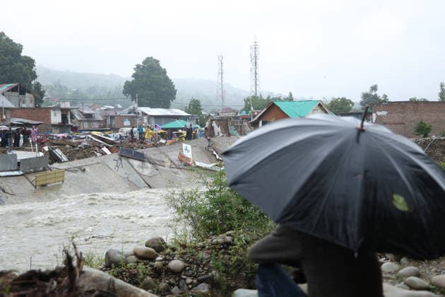 Indien, Flut zerstört Einkaufszentrum nach Starkregen in Beerwah, Budgam July 22, 2026, Budgam, Jammu And Kashmir, India: People look on after floodwaters from the swollen Sukhnag Nallah swept away a municipal shopping complex following heavy rainfall in Beerwah, in Budgam district, Kashmir, July 22, 2026. Budgam India - ZUMAz120 20260722_zip_z120_002 Copyright: xBasitxZargarx