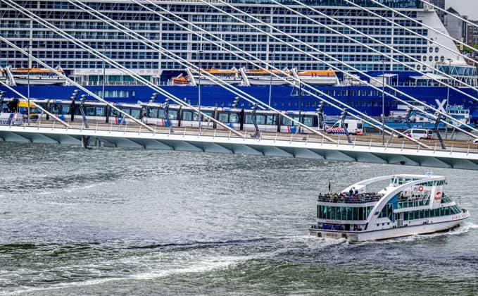 ROTTERDAM - Two trams collided on the Erasmus Bridge in Rotterdam. Eighteen people were injured in the incident, two of them seriously, the safety region reports. FRANK DE ROO ANP netherlands out - belgium out  Copyright: xx x564052561x originalFilename: 564052561.jpg