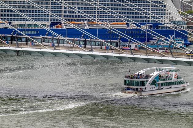 ROTTERDAM - Two trams collided on the Erasmus Bridge in Rotterdam. Eighteen people were injured in the incident, two of them seriously, the safety region reports. FRANK DE ROO ANP netherlands out - belgium out  Copyright: xx x564052623x originalFilename: 564052623.jpg
