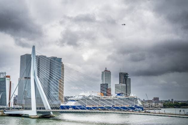 ROTTERDAM - Two trams collided on the Erasmus Bridge in Rotterdam. Eighteen people were injured in the incident, two of them seriously, the safety region reports. FRANK DE ROO ANP netherlands out - belgium out  Copyright: xx x564052648x originalFilename: 564052648.jpg