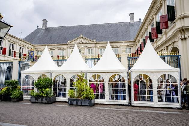 THE HAGUE - People are queuing during the opening to the public of Noordeinde Palace and the Royal Stables. In total, more than 43,000 visitors are allowed to view the King s working palace and the stables. ROBIN UTRECHT ANP netherlands out - belgium out  Copyright: xx x564052829x originalFilename: 564052829.jpg