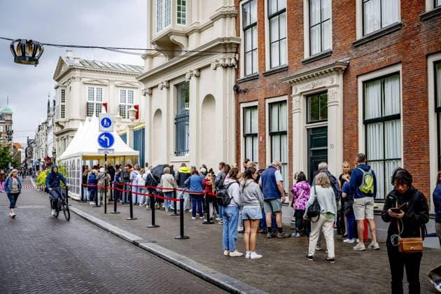 THE HAGUE - People are queuing during the opening to the public of Noordeinde Palace and the Royal Stables. In total, more than 43,000 visitors are allowed to view the King s working palace and the stables. ROBIN UTRECHT ANP netherlands out - belgium out  Copyright: xx x564052848x originalFilename: 564052848.jpg