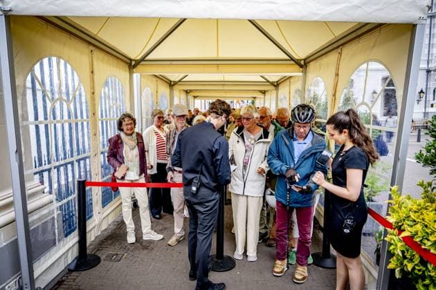 THE HAGUE - People are queuing during the opening to the public of Noordeinde Palace and the Royal Stables. In total, more than 43,000 visitors are allowed to view the King s working palace and the stables. ROBIN UTRECHT ANP netherlands out - belgium out  Copyright: xx x564052851x originalFilename: 564052851.jpg