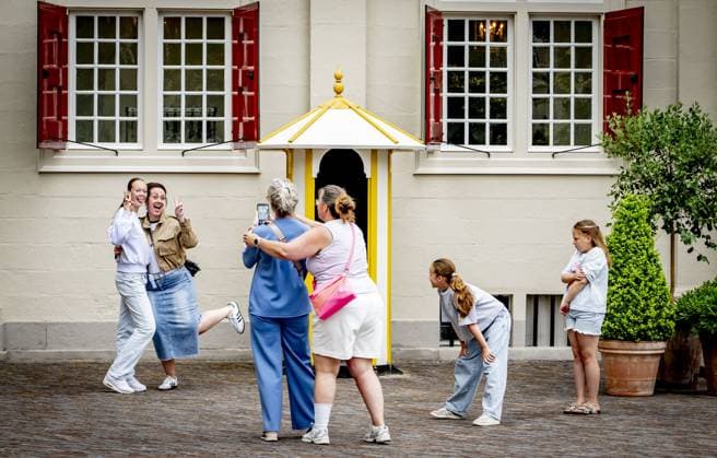 THE HAGUE - The public during the opening to the public of Noordeinde Palace and the Royal Stables. In total, more than 43,000 visitors are allowed to view the King s working palace and the stables. ROBIN UTRECHT ANP netherlands out - belgium out  Copyright: xx x564052862x originalFilename: 564052862.jpg