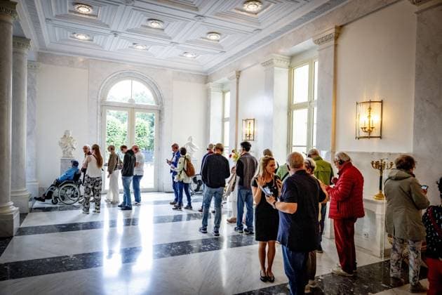 THE HAGUE - The public during the opening to the public of Noordeinde Palace and the Royal Stables. In total, more than 43,000 visitors are allowed to view the King s working palace and the stables. ROBIN UTRECHT ANP netherlands out - belgium out  Copyright: xx x564052886x originalFilename: 564052886.jpg