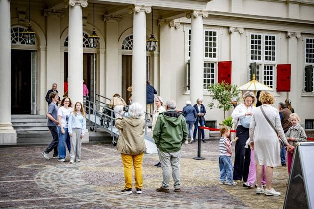 THE HAGUE - The public during the opening to the public of Noordeinde Palace and the Royal Stables. In total, more than 43,000 visitors are allowed to view the King s working palace and the stables. ROBIN UTRECHT ANP netherlands out - belgium out  Copyright: xx x564052897x originalFilename: 564052897.jpg