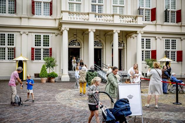 THE HAGUE - The public during the opening to the public of Noordeinde Palace and the Royal Stables. In total, more than 43,000 visitors are allowed to view the King s working palace and the stables. ROBIN UTRECHT ANP netherlands out - belgium out  Copyright: xx x564052936x originalFilename: 564052936.jpg
