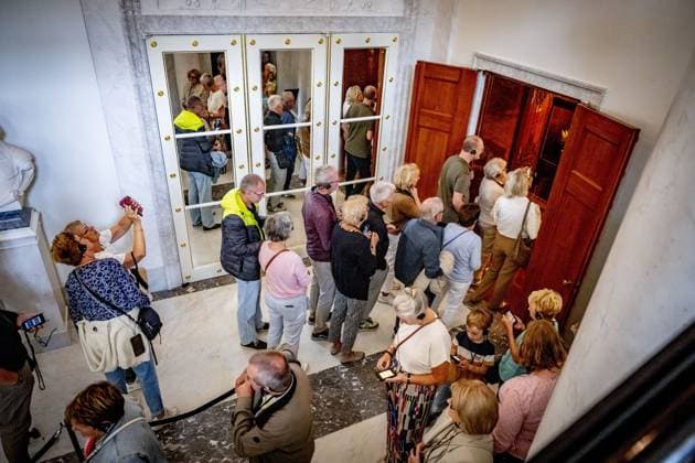 THE HAGUE - The public during the opening to the public of Noordeinde Palace and the Royal Stables. In total, more than 43,000 visitors are allowed to view the King s working palace and the stables. ROBIN UTRECHT ANP netherlands out - belgium out  Copyright: xx x564052962x originalFilename: 564052962.jpg