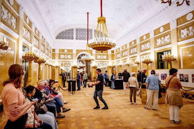 THE HAGUE - The public during the opening to the public of Noordeinde Palace and the Royal Stables. In total, more than 43,000 visitors are allowed to view the King s working palace and the stables. ROBIN UTRECHT ANP netherlands out - belgium out  Copyright: xx x564052995x originalFilename: 564052995.jpg