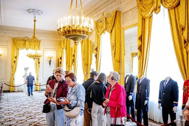 THE HAGUE - The public during the opening to the public of Noordeinde Palace and the Royal Stables. In total, more than 43,000 visitors are allowed to view the King s working palace and the stables. ROBIN UTRECHT ANP netherlands out - belgium out  Copyright: xx x564053055x originalFilename: 564053055.jpg