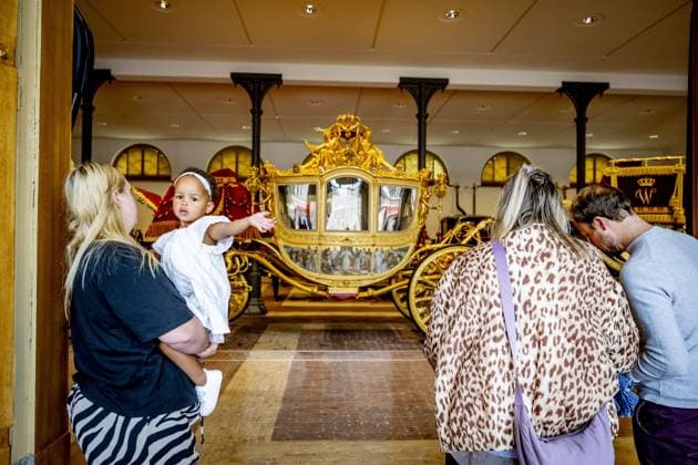 THE HAGUE - The public during the opening to the public of Noordeinde Palace and the Royal Stables. In total, more than 43,000 visitors are allowed to view the King s working palace and the stables. ROBIN UTRECHT ANP netherlands out - belgium out  Copyright: xx x564053147x originalFilename: 564053147.jpg