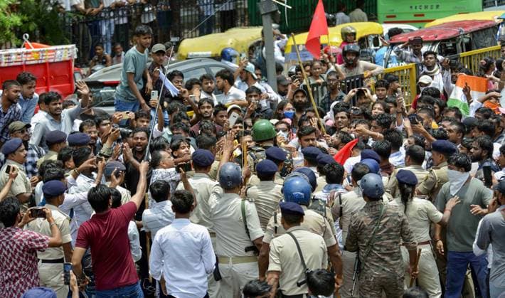 AISA supporters stage a Lok Bhawan March against the irregularities and examination paper leaks Patna, Jul 22 (ANI): A clash erupts between Police personnel and AISA supporters as they stage a protest during the Lok Bhawan March against irregularities and examination paper leaks, in Patna on Wednesday. Patna Bihar India Copyright: xANIx ANI_20260722120