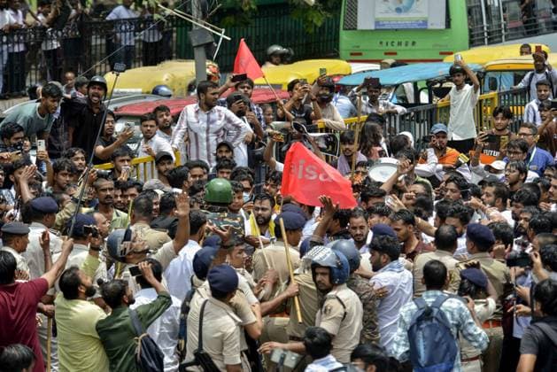 AISA supporters stage a Lok Bhawan March against the irregularities and examination paper leaks Patna, Jul 22 (ANI): A clash erupts between Police personnel and AISA supporters as they stage a protest during the Lok Bhawan March against irregularities and examination paper leaks, in Patna on Wednesday. Patna Bihar India Copyright: xANIx ANI_20260722121