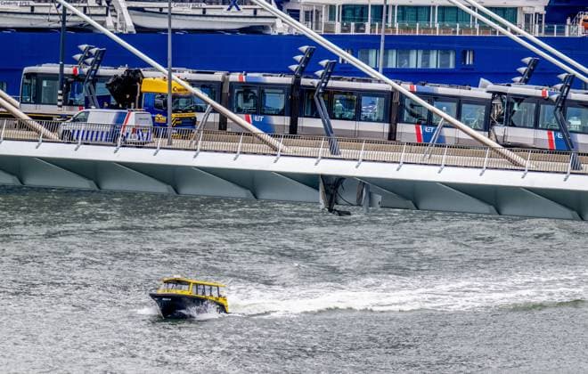 ROTTERDAM - Two trams collided on the Erasmus Bridge in Rotterdam. Eighteen people were injured in the incident, two of them seriously, the safety region reports. FRANK DE ROO ANP netherlands out - belgium out  Copyright: xx x564053398x originalFilename: 564053398.jpg