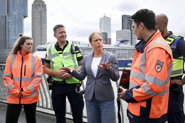 ROTTERDAM - Mayor Carola Schouten of Rotterdam on the Erasmus Bridge following a tram accident. Two trams collided there, injuring several people. FRANK DE ROO ANP netherlands out - belgium out  Copyright: xx x564054312x originalFilename: 564054312.jpg