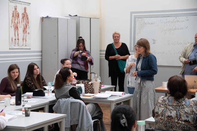 Verena SCHAEFFER, Schäffer, Ministerin fuer Kinder, Jugend, Familie, Gleichstellung, Flucht und Integration des Landes Nordrhein-Westfalen besucht das Sprach- und Qualifizierungszentrum Quaz.Ruhr, Bochum, 22.07.2026 *** Verena SCHAEFFER, Schäffer, Minister for Children, Youth, Family, Equality, Refugees, and Integration of the State of North Rhine-Westphalia, visits the Quaz Ruhr Language and Training Center in Bochum on July 22, 2026