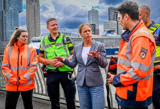 ROTTERDAM - Mayor Carola Schouten of Rotterdam on the Erasmus Bridge with the tram accident in the background, in which several people were injured. FRANK DE ROO ANP netherlands out - belgium out  Copyright: xx x564056914x originalFilename: 564056914.jpg