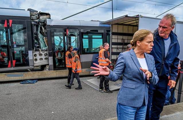 ROTTERDAM - Mayor Carola Schouten of Rotterdam on the Erasmus Bridge with the tram accident in the background, in which several people were injured. FRANK DE ROO ANP netherlands out - belgium out  Copyright: xx x564056995x originalFilename: 564056995.jpg