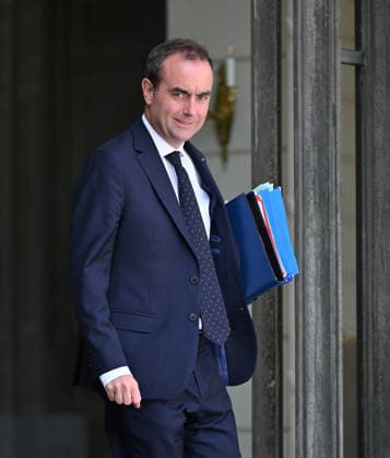French government weekly cabinet meeting at Elysee Palace in Paris PARIS, FRANCE - JULY 22: French Prime Minister Sebastien Lecornu leaves after the weekly cabinet meeting at the Elysee Palace in Paris, France on July 22, 2026. Mustafa Yalcin Anadolu Paris France. Editorial use only. Please get in touch for any other usage.  Copyright: x2026xAnadoluxMustafaxYalcinx