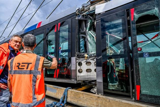 ROTTERDAM - Two trams collided on the Erasmus Bridge in Rotterdam. Eighteen people were injured in the incident, two of them seriously, the safety region reports. FRANK DE ROO ANP netherlands out - belgium out  Copyright: xx x564057421x originalFilename: 564057421.jpg