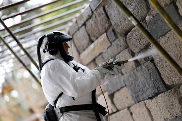 Kölns Oberbürgermeister Torsten Burmester (SPD) legt selbst Hand an in einem Schutzanzug bei einer Reinigungsaktion der Kölner Anti Spray Aktion (KASA) am Kinderspielplatz am Aachener Weiher. Das 7-köpfige Team von KASA entfernt jährlich Graffiti in Köln auf einer Fläche von 22.000 Quadratmetern. Köln, 22.07.2026 NRW Deutschland *** Cologne’s Mayor Torsten Burmester (SPD) rolls up his sleeves and joins in, wearing a protective suit, during a cleanup campaign organized by the Cologne-based anti-graffiti group KASA at the children’s playground by the Aachener Weiher. KASA’s seven-member team removes graffiti annually across an area of 22,000 square meters in CologneCologne, July 22, 2026, North Rhine-Westphalia, Germany Copyright: xChristophxHardtx