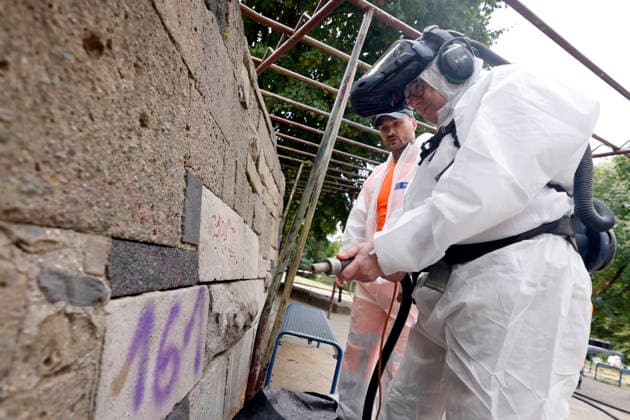 Kölns Oberbürgermeister Torsten Burmester (SPD) legt selbst Hand an in einem Schutzanzug bei einer Reinigungsaktion der Kölner Anti Spray Aktion (KASA) am Kinderspielplatz am Aachener Weiher. Das 7-köpfige Team von KASA entfernt jährlich Graffiti in Köln auf einer Fläche von 22.000 Quadratmetern. Köln, 22.07.2026 NRW Deutschland *** Cologne’s Mayor Torsten Burmester (SPD) rolls up his sleeves and joins in, wearing a protective suit, during a cleanup campaign organized by the Cologne-based anti-graffiti group KASA at the children’s playground by the Aachener Weiher. KASA’s seven-member team removes graffiti annually across an area of 22,000 square meters in CologneCologne, July 22, 2026, North Rhine-Westphalia, Germany Copyright: xChristophxHardtx