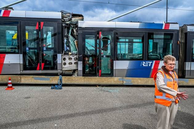 ROTTERDAM - Two trams collided on the Erasmus Bridge in Rotterdam. Eighteen people were injured in the incident, two of them seriously, reports the safety region. FRANK DE ROO ANP netherlands out - belgium out  Copyright: xx x564058035x originalFilename: 564058035.jpg
