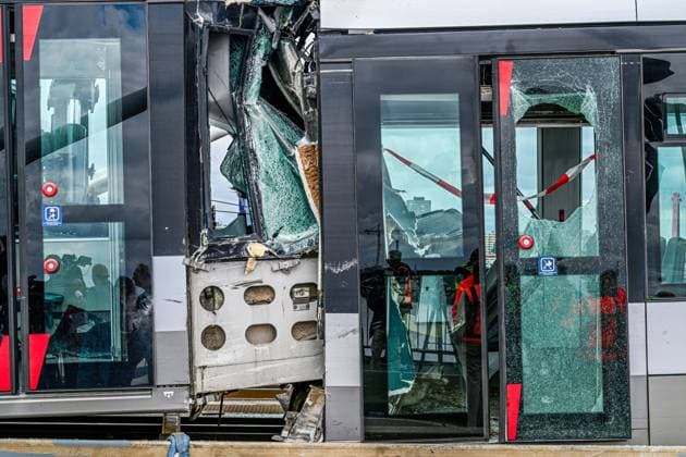 ROTTERDAM - Two trams collided on the Erasmus Bridge in Rotterdam. Eighteen people were injured in the incident, two of them seriously, the safety region reports. FRANK DE ROO ANP netherlands out - belgium out  Copyright: xx x564058111x originalFilename: 564058111.jpg