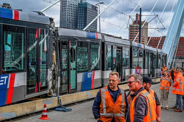ROTTERDAM - Two trams collided on the Erasmus Bridge in Rotterdam. Eighteen people were injured in the incident, two of them seriously, the safety region reports. FRANK DE ROO ANP netherlands out - belgium out  Copyright: xx x564058201x originalFilename: 564058201.jpg