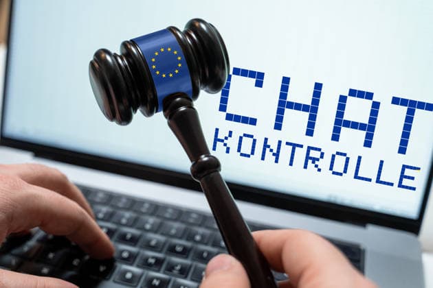 Germany - July 22, 2026: PHOTOMONTAGE: A judge™s gavel bearing the EU symbol in front of a laptop with the words Chat Control symbolizes the current debate surrounding the EU CSAM Regulation, data protection, encryption, and potential chat monitoring. *** FOTOMONTAGE, Ein Richterhammer mit EU-Symbol vor einem Laptop mit dem Schriftzug Chat Kontrolle steht für die aktuelle Debatte um die EU-CSAM-Verordnung, Datenschutz, Verschlüsselung und mögliche Chatüberwachung.