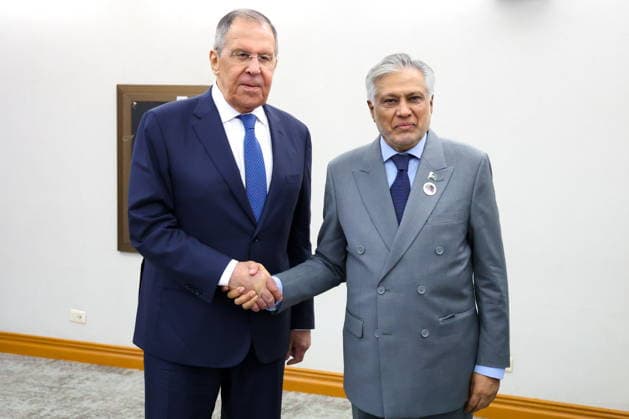 PHILIPPINES, MANILA - JULY 22, 2026: Russia s Minister of Foreign Affairs Sergei Lavrov (L) and Pakistan s Minister for Foreign Affairs Ishaq Dar shake hands during a meeting on the sidelines of ASEAN-led events. TASS  95328263