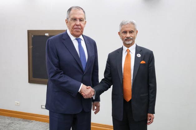 PHILIPPINES, MANILA - JULY 22, 2026: Russia s Minister of Foreign Affairs Sergei Lavrov (L) and India s Minister of External Affairs Subrahmanyam Jaishankar shake hands during a meeting on the sidelines of ASEAN-led events. Best quality available Manila Philippines  - ZUMAt113 20260722_zaa_t113_120 Copyright: xRussianxForeignxMinistryx