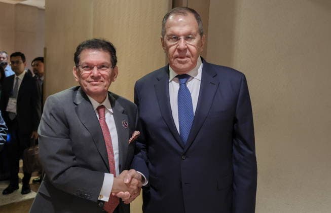 PHILIPPINES, MANILA - JULY 22, 2026: Bangladesh s Minister of Foreign Affairs Khalilur Rahman (L) and Russia s Minister of Foreign Affairs Sergei Lavrov shake hands during a meeting on the sidelines of ASEAN-led events. Russian Foreign Ministry TASS  95328746