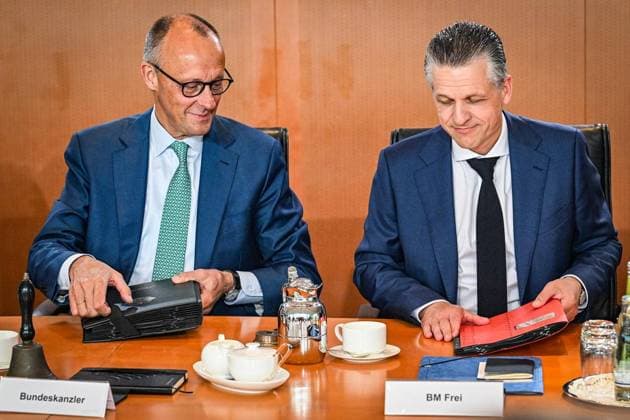 Sitzung des Bundeskabinetts ** NUR FÜR REDAKTIONELLE ZWECKE ** EDITORIAL USE ONLY **<p>Friedrich Merz (CDU, l), Bundeskanzler und Thorsten Frei (CDU), Chef des Bundeskanzleramts und Bundesminister für besondere Aufgaben, sitzen vor der Sitzung des Bundeskabinetts nebeneinander, fotografiert am 22.07.2026 in Berlin. Berlin Berlin Berlin Copyright: MaurizioxGambarini *** Federal Cabinet Meeting ** FOR EDITORIAL PURPOSES ONLY ** EDITORIAL USE ONLY ** p Friedrich Merz (CDU), l, Federal Chancellor, and Thorsten Frei (CDU), Head of the Federal Chancellery and Federal Minister for Special Tasks, sit side by side before the Federal Cabinet meeting, photographed on July 22, 2026, in Berlin Berlin Berlin Berlin Copyright MaurizioxGambarini Copyright: MaurizioxGambarini doc86tsq5f23pi7z0mvhjy ,EDITORIAL USE ONLY