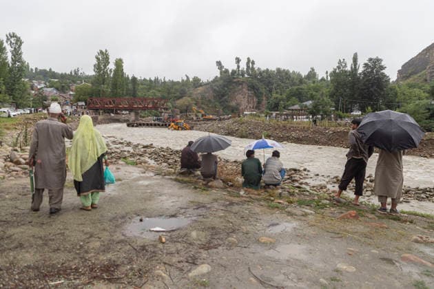 July 22, 2026, Budgam, Jammu And Kashmir, India: People gather along the bank of the Sukhnag River after heavy rain triggers flash floods in Beerwah. The severe weather leaves at least 22 people dead in the Poonch and Rajouri districts. Budgam India - ZUMAa205 20260722_zip_a205_015 Copyright: xAdilxAbassx
