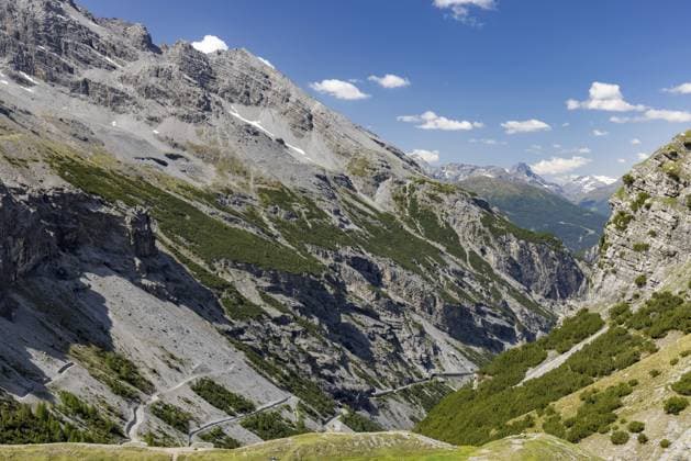 Stilfserjochpassstrasse im Brauliotal, Blick Richtung Bormio und Valdidentro, Sondrio, Italien Stelvio Pass Road in the Braulio Valley, looking towards Bormio and Valdidentro, Sondrio, Italy Copyright: imageBROKER MichaelxSzönyi ibxszn18391407.jpg