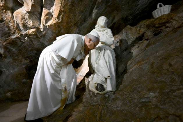 ITALY - POPE LEO XIV DURING HIS VISIT TO THE SHRINE OF THE HOLY TRINITY IN VALLEPIETRA - 2026 7 22 Italy, Vallepietra , Vatican, 2026 7 22 Pope Leo XIV during his visit to the Shrine of the Holy Trinity in Vellepietra. EDITORIAL USE ONLY - NO BOOKS Copyright: xVATICANxMEDIAx