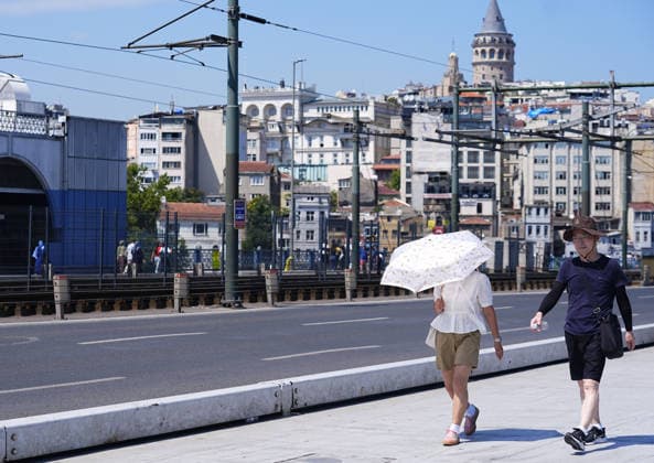 Hot weather in Istanbul ISTANBUL, TURKIYE - JULY 22: Local and foreign tourists try to protect themselves from the hot weather by using umbrellas, face masks, hats, and hand fans in Istanbul, Turkiye, on July 22, 2026. Esra Bilgin Anadolu Istanbul Turkey. Editorial use only. Please get in touch for any other usage.  Copyright: x2026xAnadoluxEsraxBilginx