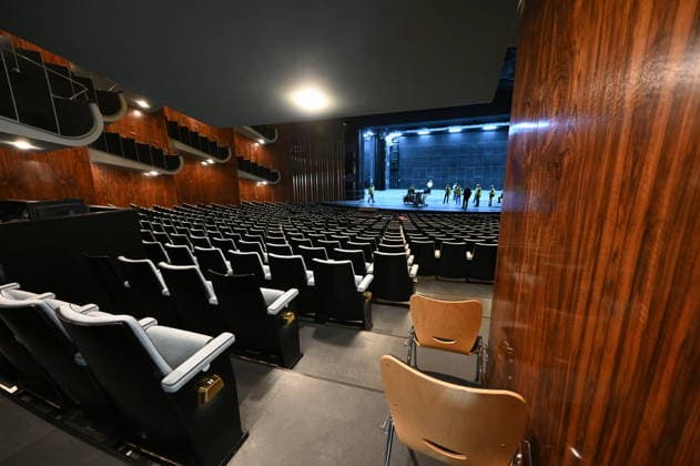 Die Kölner Oper am Offenbachplatz kurz vor der Fertigstellung nach 13 Jahren Bauzeit und einer beispiellosen Kostenexplosion - Zuschauerbereich und Bestuhlung *** The Cologne Opera House on Offenbachplatz, nearing completion after 13 years of construction and an unprecedented cost overrun Audience area and seating