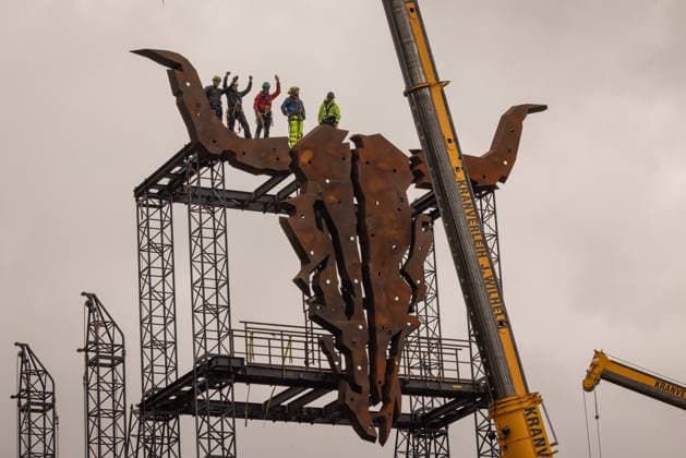 35 Jahre Wacken Jubiläumsjahr des Wacken Open Air 2026 Seit wenigen Tagen nun doch ausverkauft, sind die Arbeiten auf der Fläche des Wacken Open Air genau im Zeitplan. Traditionell am Mittwoch der Vorwoche des Festivals wird der Schädel, das Markenzeichen auch Bullhead genannt, zwischen den Bühnen montiert. Ein wichtiger Moment den auch die beiden Gründer Thomas Jensen und Holger Hübner nicht verpassen wollen. Wacken Wacken open Air Schleswig Holstein Deutschland _5DL5816 *** 35 Years of Wacken: Wacken Open Air’s Anniversary Year in 2026. Having finally sold out just a few days ago, work on the Wacken Open Air grounds is proceeding exactly on schedule. Traditionally, on the Wednesday of the week before the festival, the skull— the fe